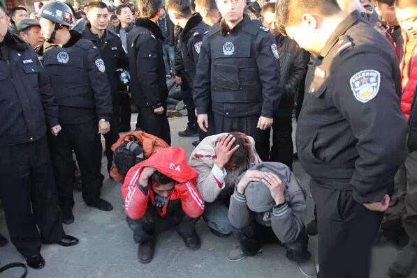 河北霸州百余传销者街头闹事 暴力袭警性质恶劣