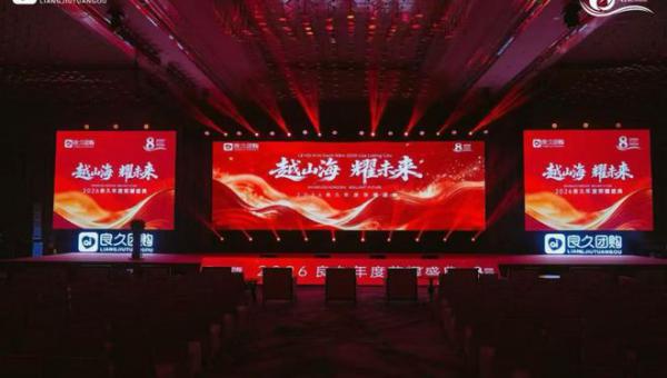 &nbsp;&nbsp;&nbsp;&nbsp;一家登上2026年央视春晚，高调讲述“信任消费”故事；另一家潜伏在百万微...
